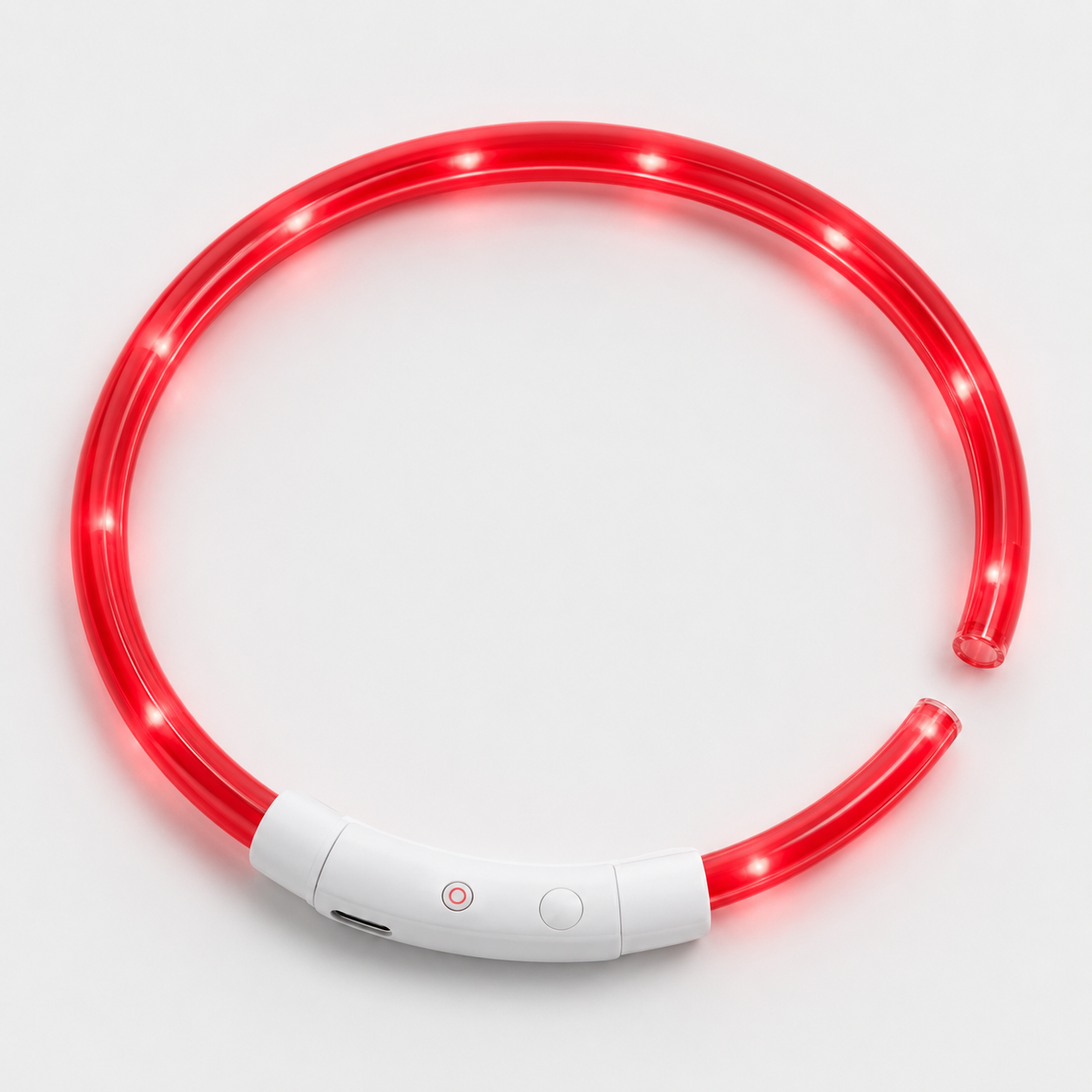 Collar LED rojo encendido en primer plano