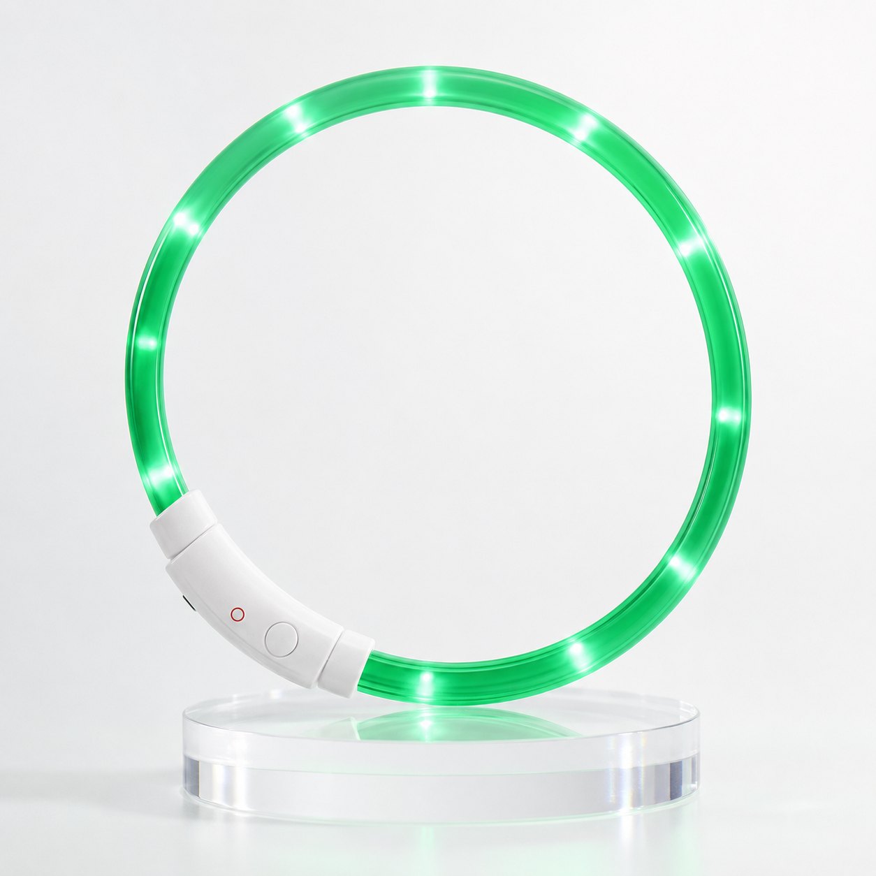 Collar LED recargable para perros con luz verde encendida